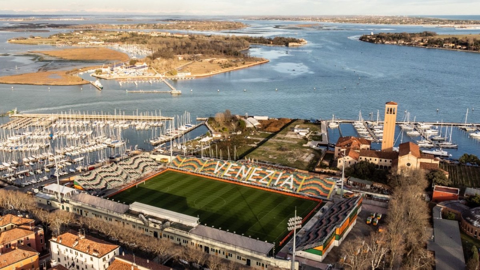 Estádio Pier Luigi Penzo, casa do Venezia FC, ao entardecer